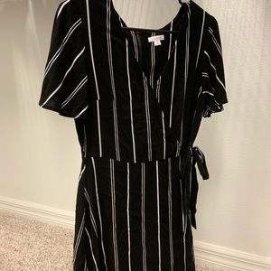 Target wrap dress black and white size M